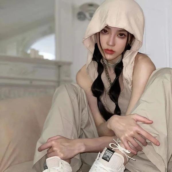 使用下方 20 个影片名，按顺序一一对应，不要改动片名文字，只根据片名和括号内类型提示来虚构全新的故事内容： 心灵庇护 德扑女王2：双面鬼王 身份流亡 谎言之底 颠倒乾坤 别喝生水 屠门镇之破茧之子 90分钟末日倒数 乒乓男孩的烦恼 家有仙狗 地狱司机 银色皇后 马塔琳基 2010威震太阳神 惊天日记 模模糊糊 我在古代当萌探 黑狱杀人王 坦克女郎 罪之缘